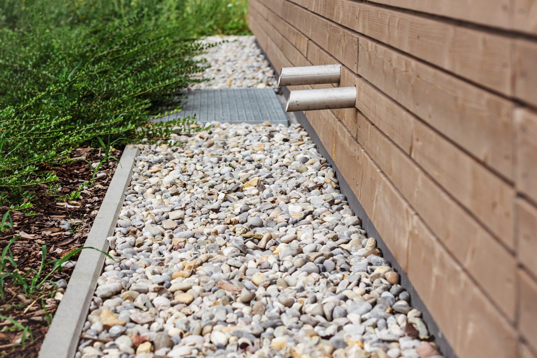 Foundation drainage bed with washed gravel and drain components